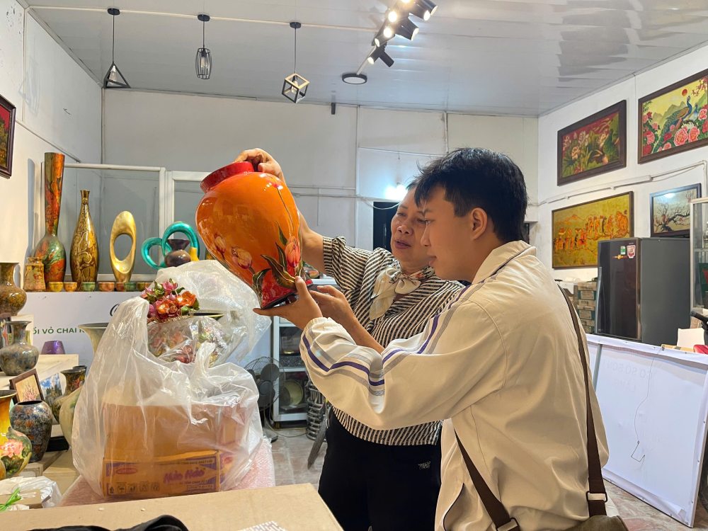 Nghe nhan Uu tu Nguyen Thi Hoi trao doi ve nhung san pham chu luc cua HTX thoi gian gan day. Anh: Quynh Chi