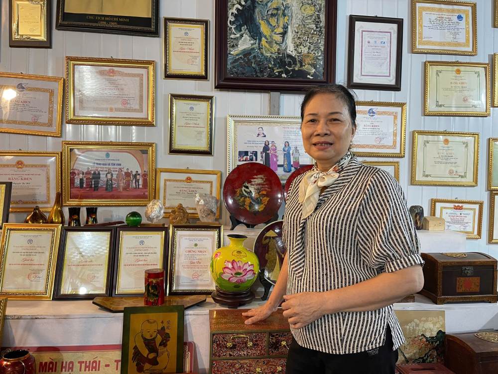 あらゆるレベルや分野から数多くの賞状を授与された功績のある職人、グエン・ティ・ホイ。写真: クイン・チー