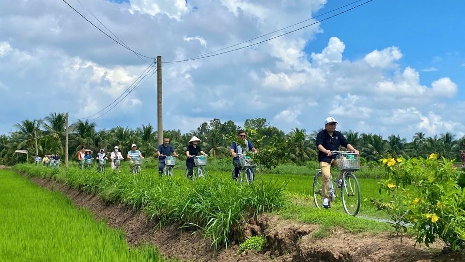 Du khach thich thu trai nghiem tat muong bat ca tai Con Chim. Day la mot trong nhung hoat dong sinh ke thuong ngay duoc bien thanh san pham du lich hap dan. Anh: Hoang Loc