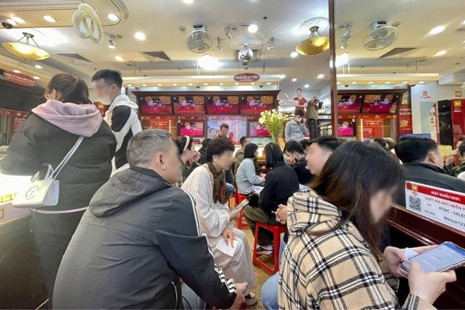 Giá vàng lập đỉnh mới, người dân đổ xô chốt lời, nở rộ dịch vụ bán thuê