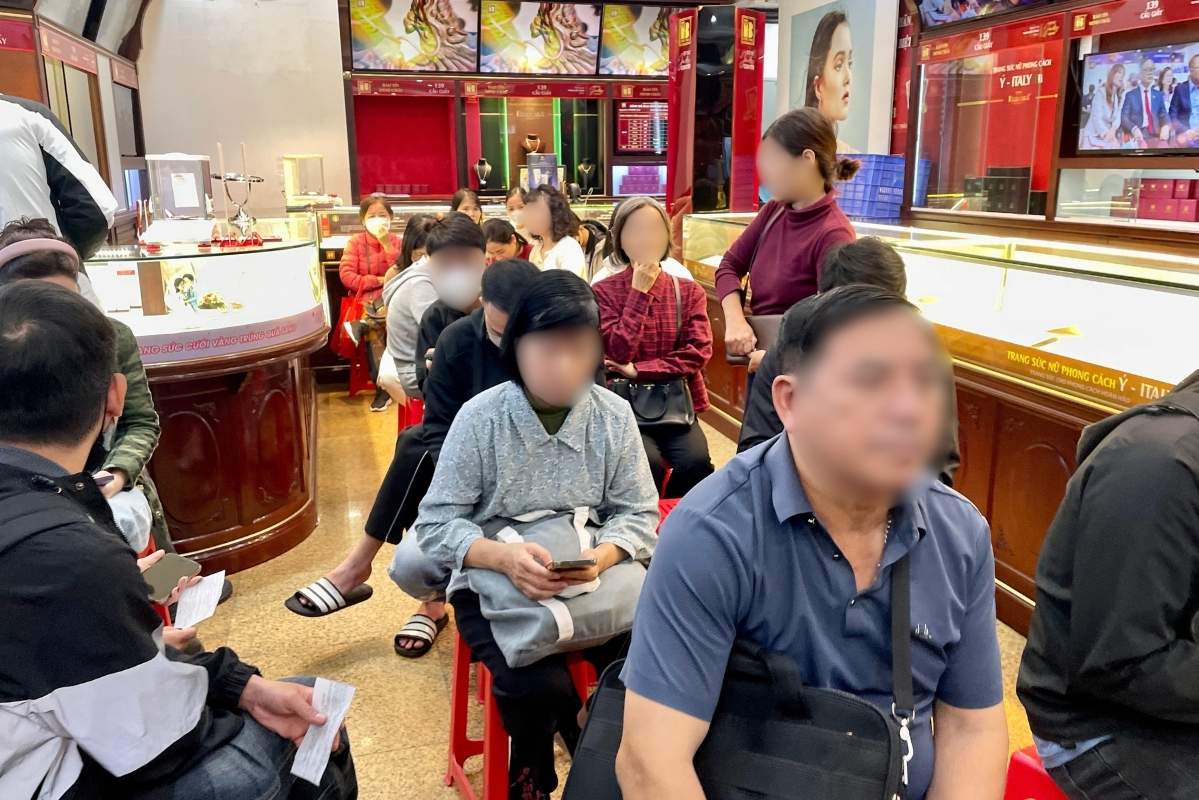 Luong nguoi ban ra ngoi cho tai khu vuc tung danh cho nhung nguoi co nhu cau mua vao. Anh: Ha Linh