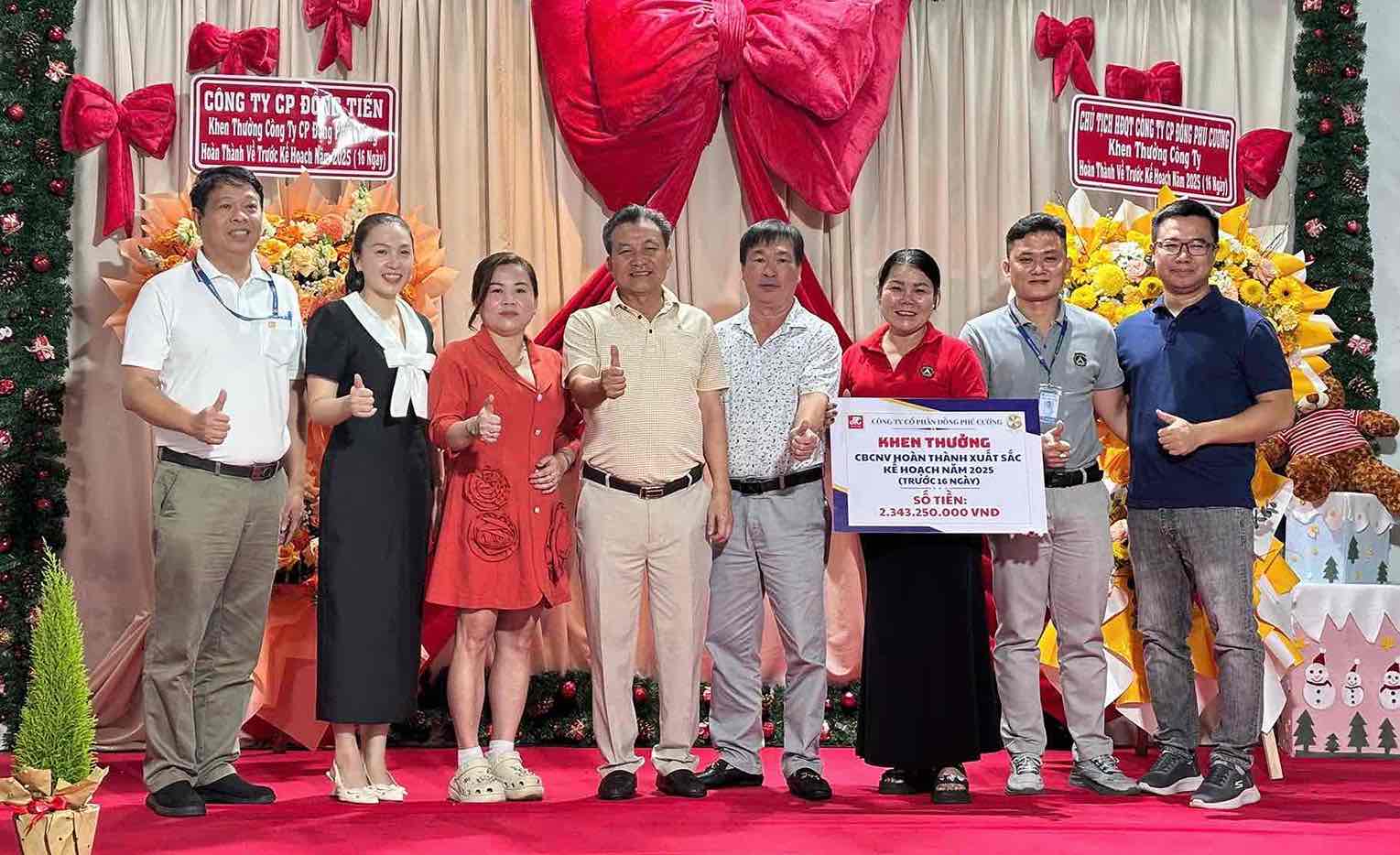 Dong Phu Cuong株式会社は、2025年の計画を達成した幹部と従業員を表彰しました。写真:HAC