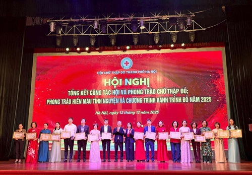 Hanoi honors 200 outstanding individuals of the humanitarian movement. Photo: Huu Thanh