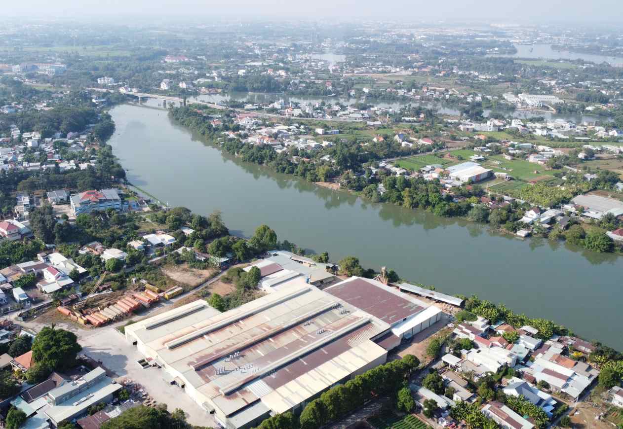 Song Dong Nai doan chay qua phuong Tan Dong Hiep. Anh: Dinh Trong