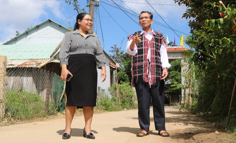 Ong Mac Van Min da co nhieu dong gop cho dia phuong trong viec van dong nguoi dan hien dat lam duong. Anh: Truong An