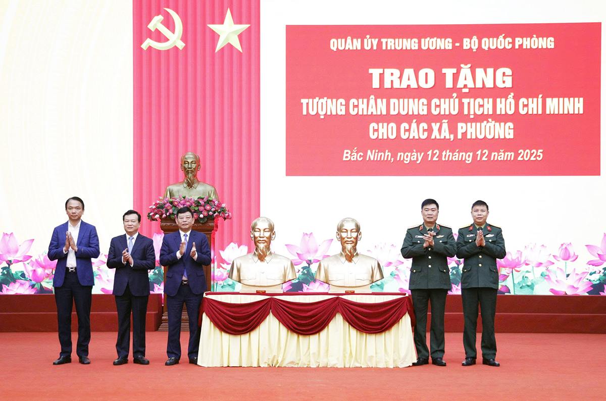Major General Nguyen Van Lich, Deputy Commander of Military Region 1 (2nd from right); Vice Chairman of the People's Committee of Bac Ninh Province Ngo Tan Phuong (3rd from left) presented the Portrait of President Ho Chi Minh to representatives of communes and wards. Photo: Huu Thang