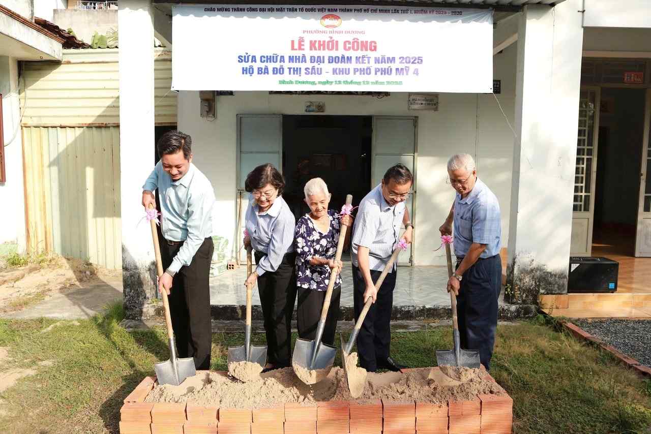 Le khoi cong sua chua nha dai doan ket. Anh: Uy ban MTTQ Viet Nam phuong Binh Duong