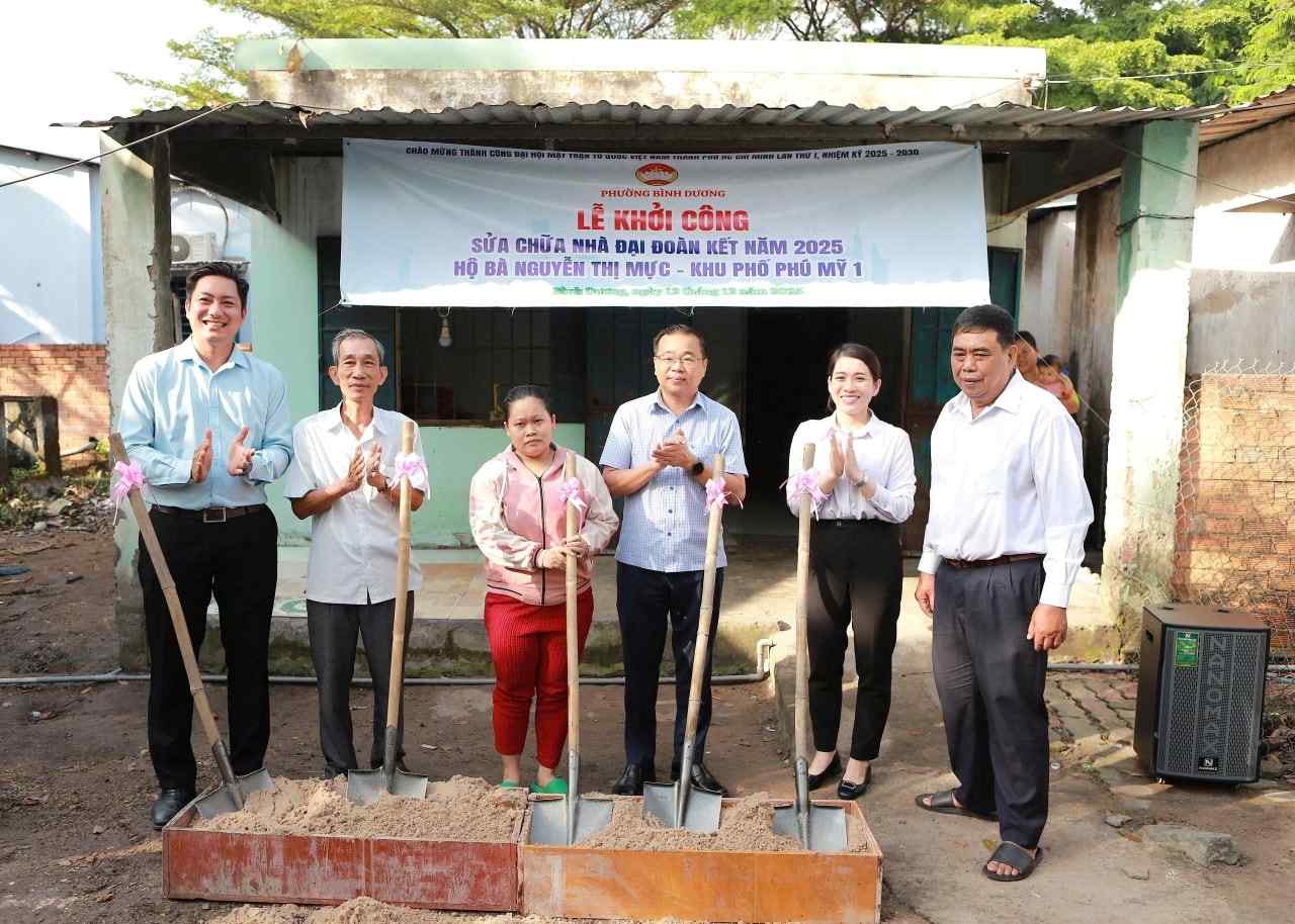 El Comite del Frente de la Patria de Vietnam del barrio de Binh Duong inicia la reparacion de la casa de la unidad. Foto: Comite del Frente de la Patria de Vietnam del barrio de Binh Duong