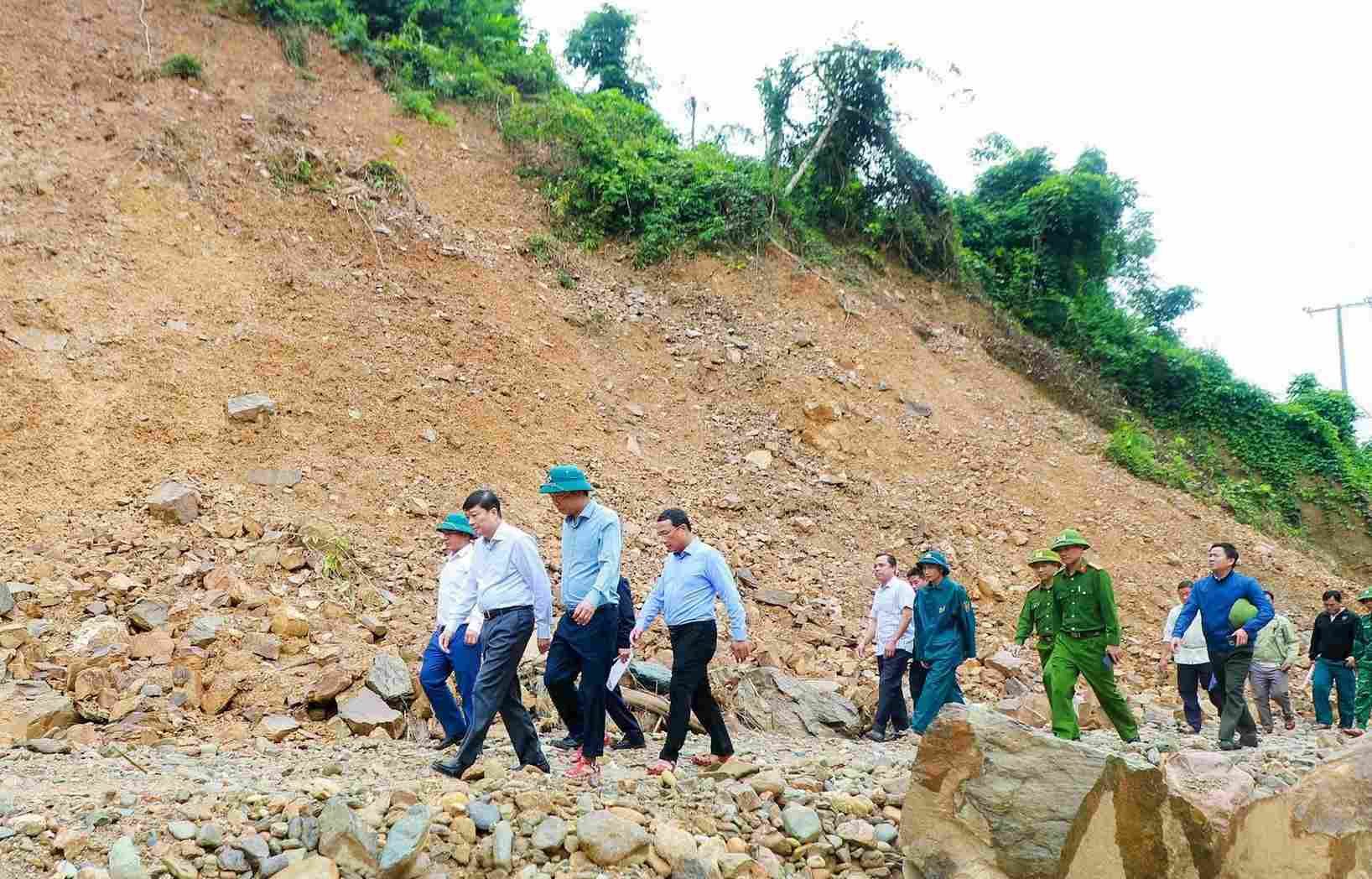 Doan cong tac tinh Nghe An khao sat vi tri tai dinh cu cho nguoi dan xa Nhon Mai. Anh: Thanh Duy