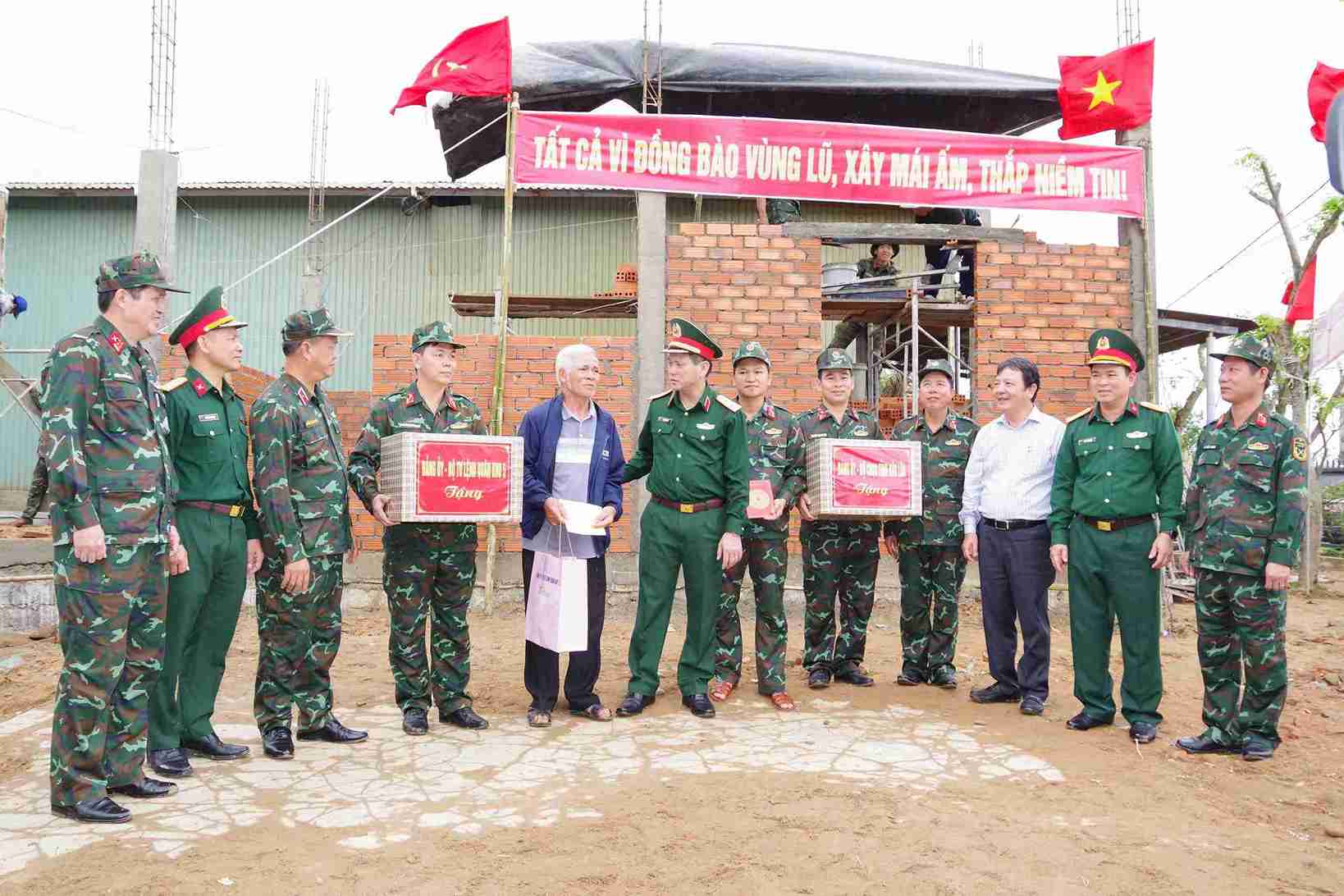 Bo Tu lenh Quan khu 5 dong vien gia dinh ong Bui Xuan Hien va Lu doan 572 tai xa Hoa Xuan. Anh: Bao Trung
