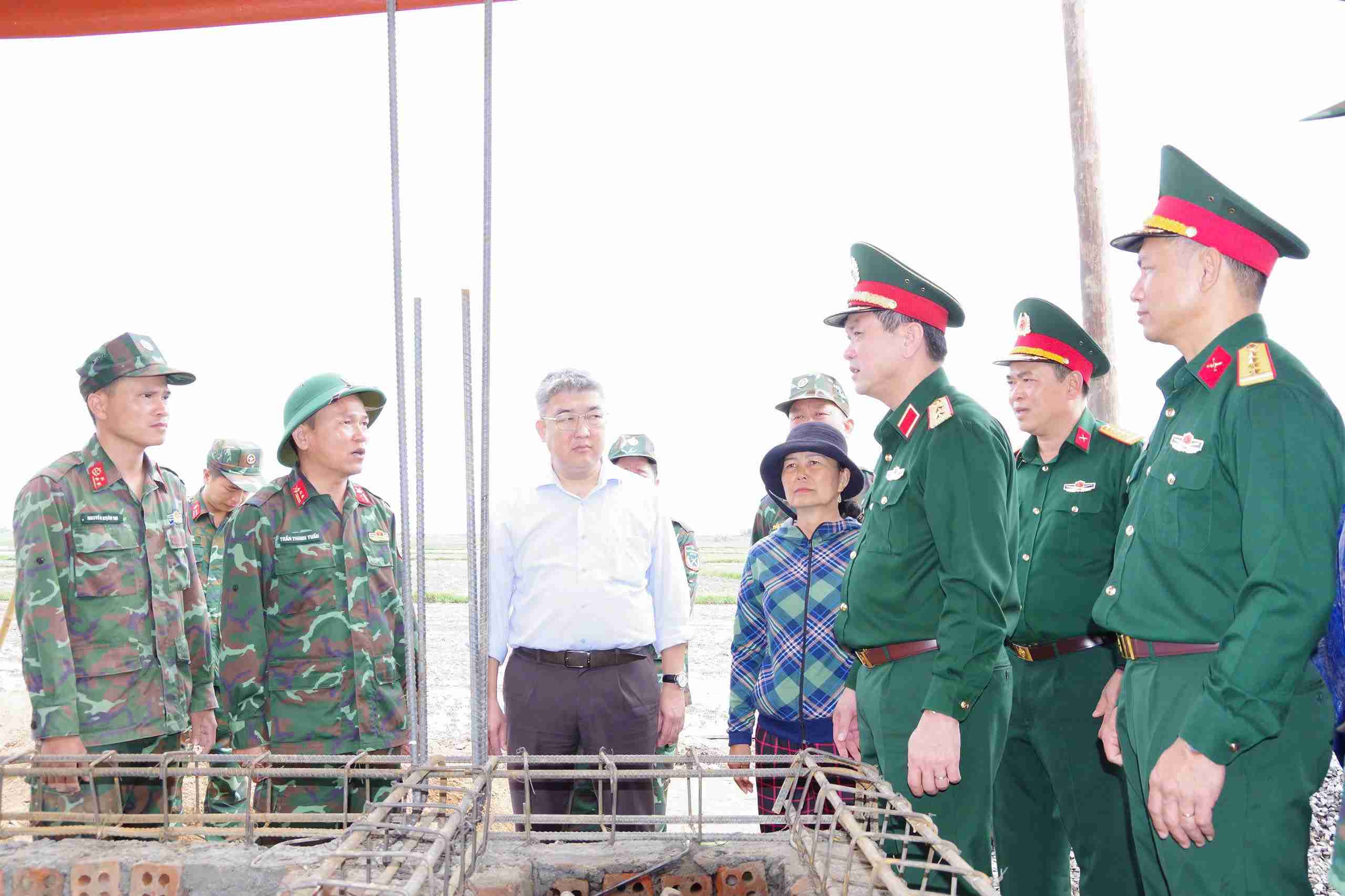 Soldiers under the Military Region 5 Command are urgently building new houses for people in disaster areas in Dak Lak. Photo: Bao Trung