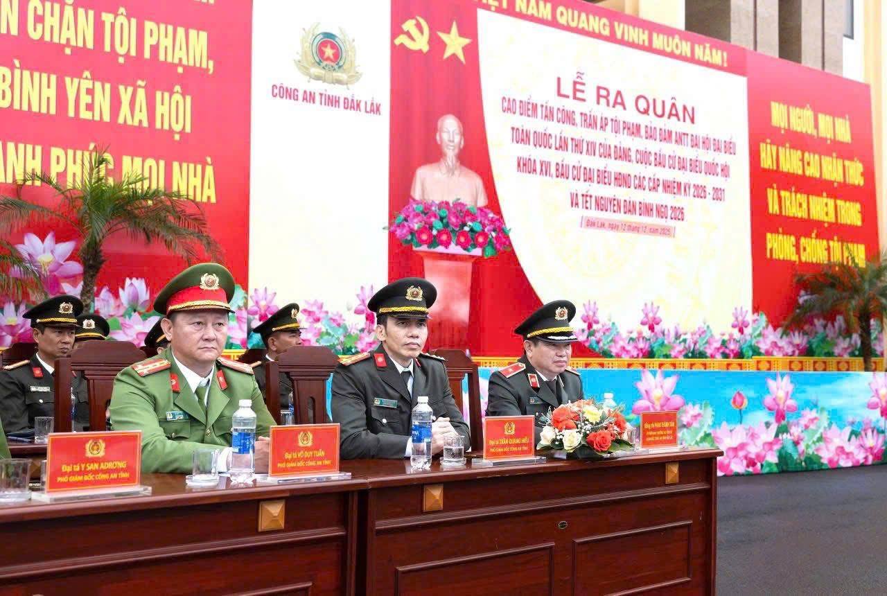 Cac dai bieu tham du le ra quan. Anh: Cong an cung cap