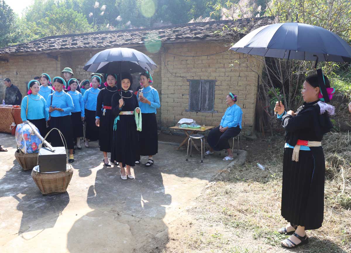Reconstitution du rituel de mariage des habitants de San Chi commune de Luc Hon province de Quang Ninh. Photo : La Nhung