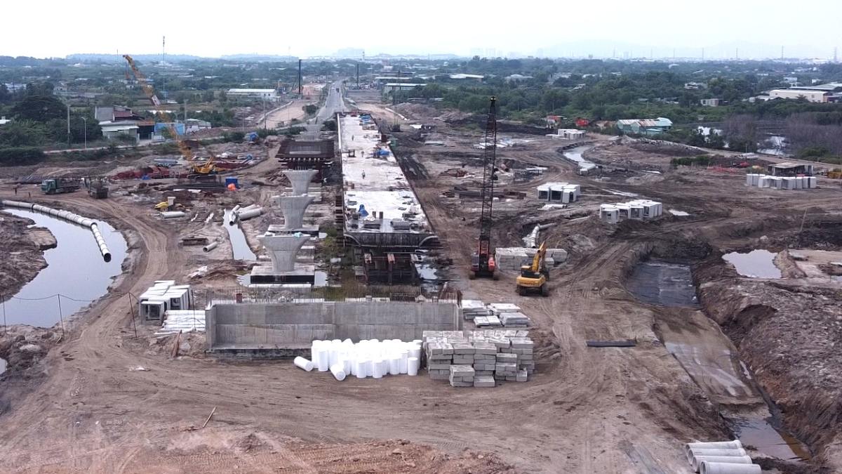 Thi cong tai diem giao voi duong ven bien DT994 gan cau Cua Lap. Anh: Thanh An