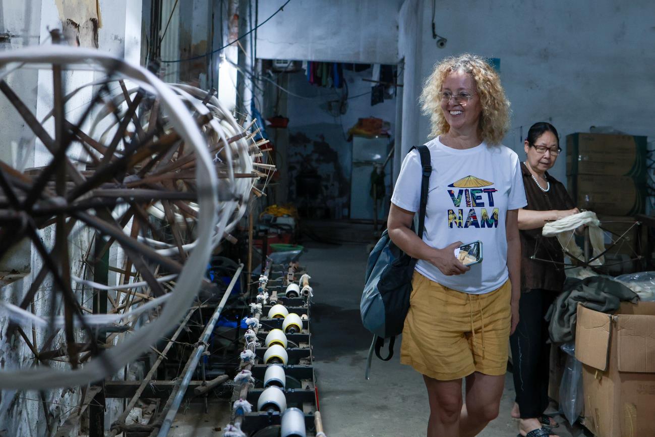 Cac dia phuong co the phat trien tour dac thu: tour giao duc - STEM nghe truyen thong, tour miet vuon - nghe nhan banh - nghe nhan hoa, tour mua nuoc noi hay tour su kien theo mua vu... Anh: Hai Nguyen