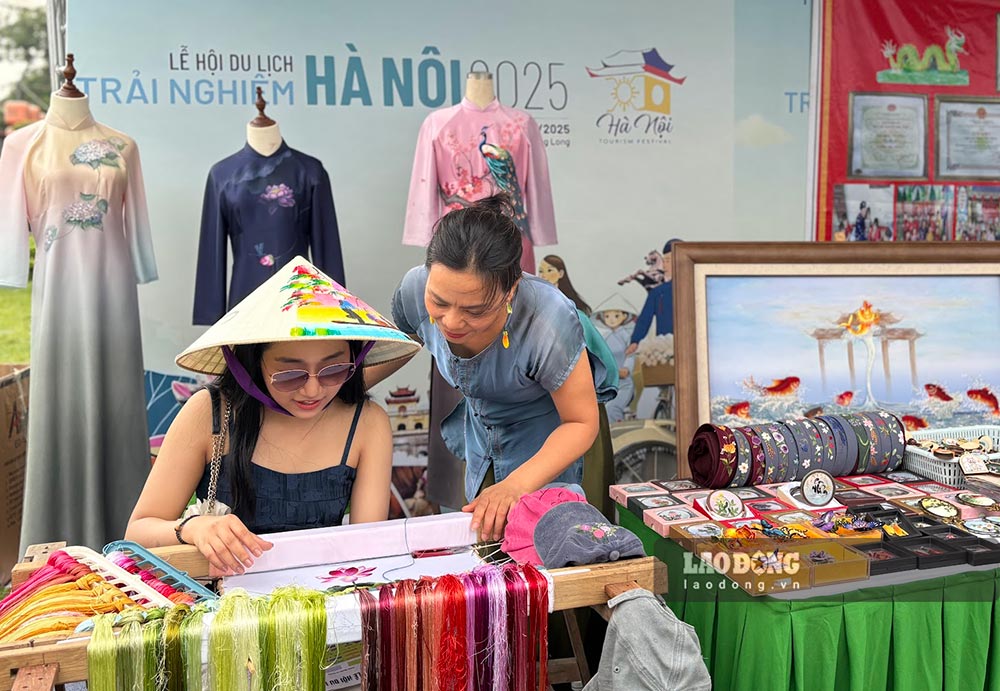 Du khach hao hung trai nghiem nghe truyen thong tai Le hoi Du lich Ha Noi 2025. Anh: Pham Huyen
