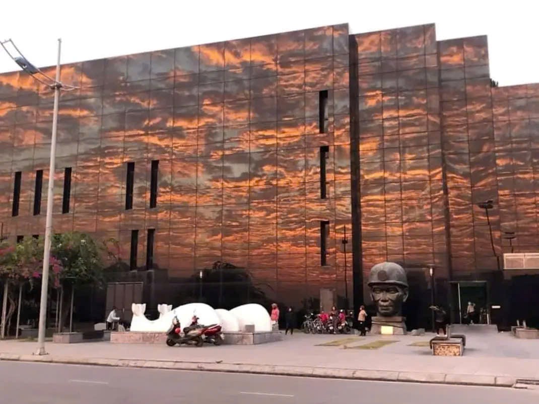 Do thiet ke ben ngoai dac biet nen Bao tang Quang Ninh co nhung luc thay doi mau sac theo khung thoi gian va thoi tiet. Anh do nguoi dan cung cap