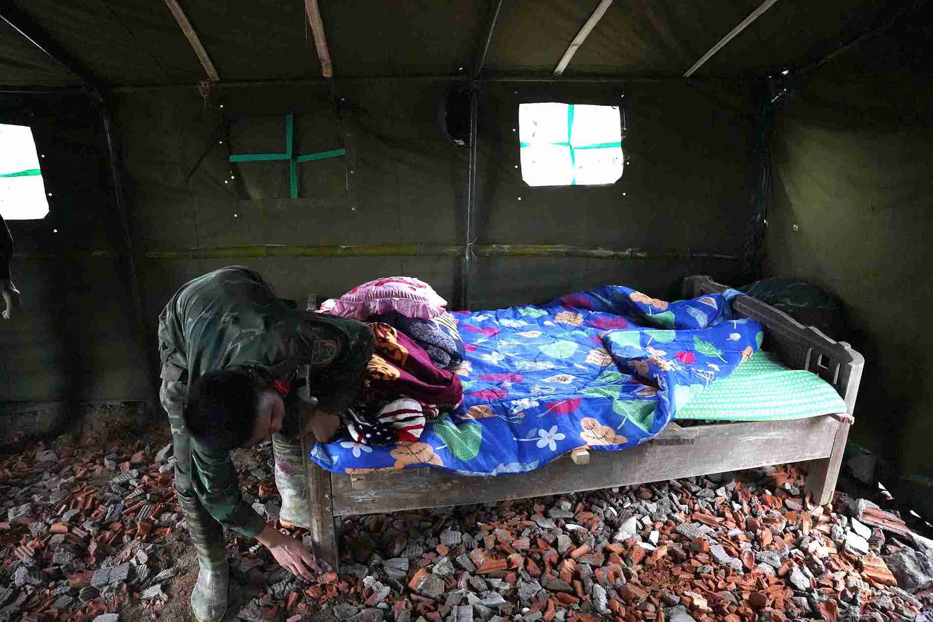 After the natural disaster, the houses of many households in Dak Lak province were severely damaged and need support to rebuild. Photo: Huu Long