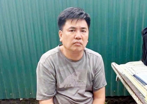 Bắt tạm giam đối tượng đẩy cảnh sát giao thông vào đầu xe tải. Ảnh: CAHN