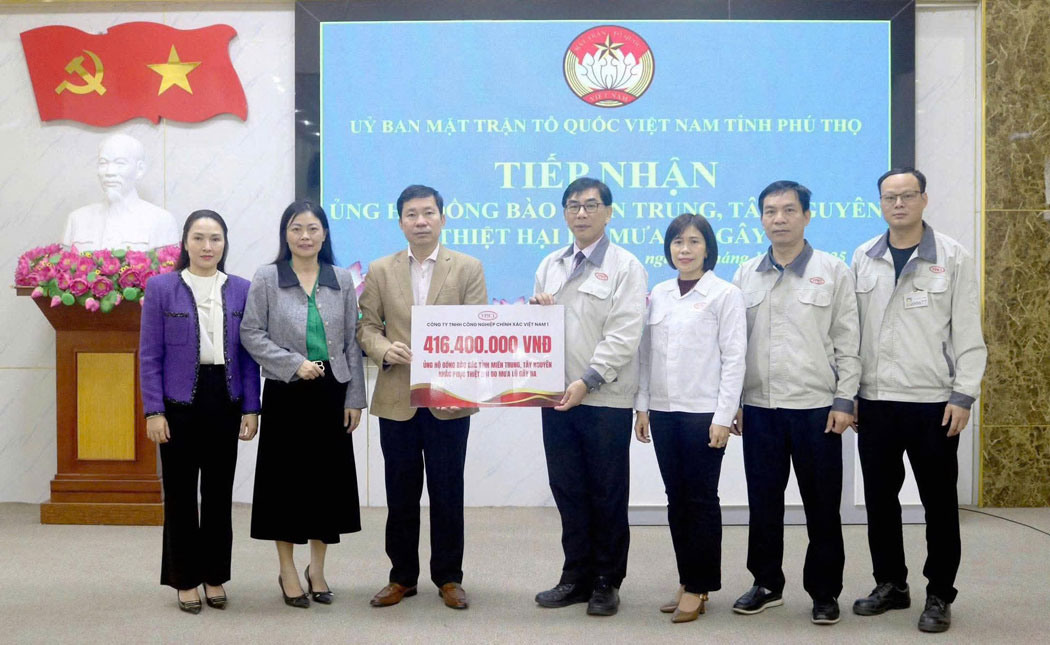 Cong ty VPIC1 va cong doan trao tang so tien 416.400.000 ung ho dong bao bi anh huong thien tai. Anh: Minh Long