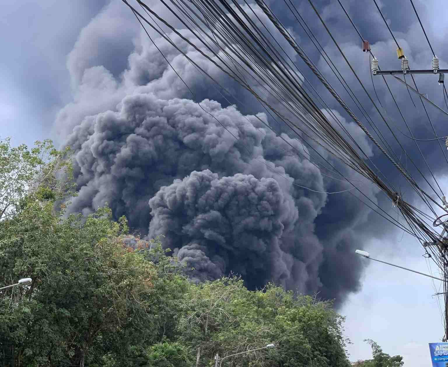 The scene of the fire was foam foam, the smoke column was tens of meters high. Photo: Provided by readers