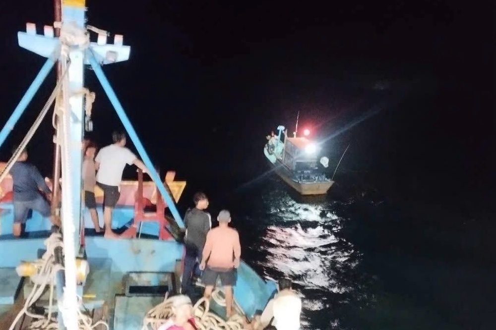 Tau ca cua ngu dan tham gia tim cuu da tiep can, lai dat tau ca gap su co ve dao Phu Quy. Anh: Ngu dan cung cap