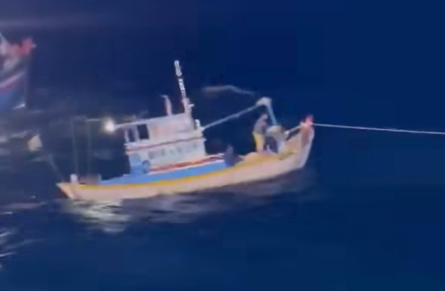 Tau ca bi su co may o ngoai khoi dao Phu Quy. Anh: Ngu dan cung cap