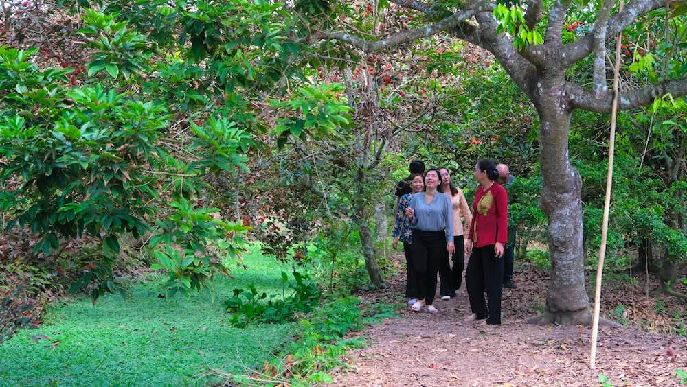 Chi Be Bay (ao xam) cung nguoi dan Con Son tim hieu va tham quan cac vuon trai cay. Anh: Phong Linh.