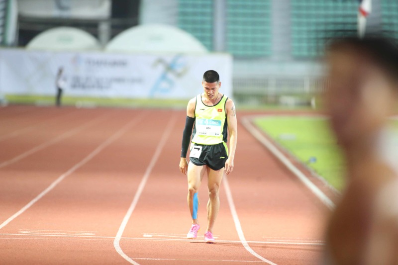 Athlete Sam Van Doi athletes are preparing to finish, completing the 1,500m distance at the 33rd SEA Games despite injury. Photo: Minh Anh