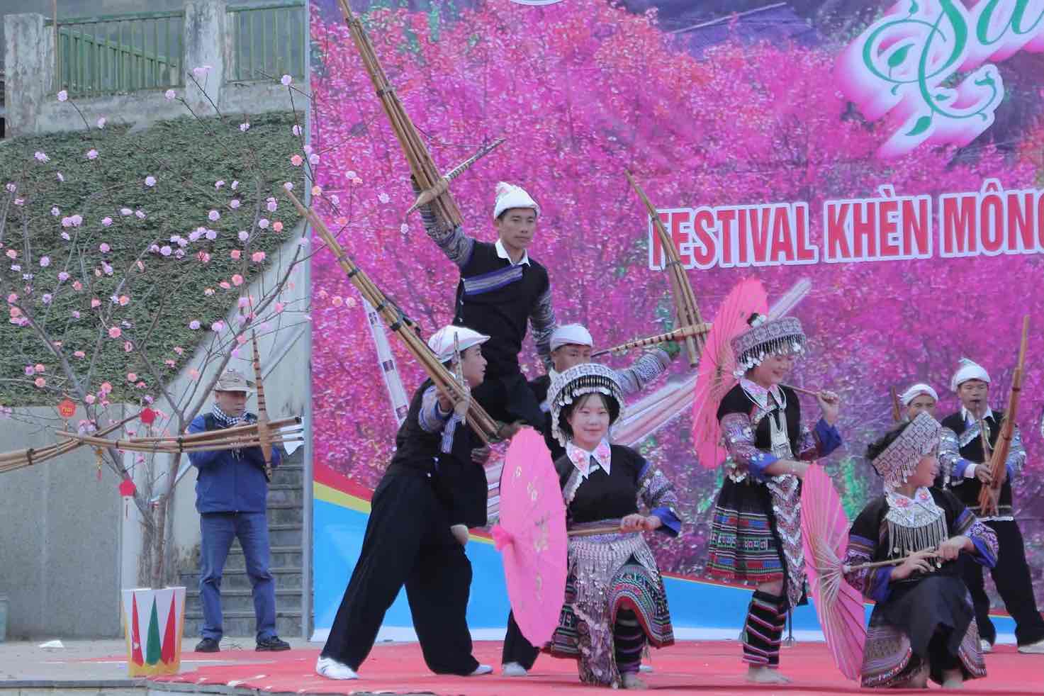 Cac nghe nhan khen tai cac thon, xa dang tich cuc tap luyen, hoan thien tiet muc hoa tau, doc tau va mua khen. Anh: Thanh Phong