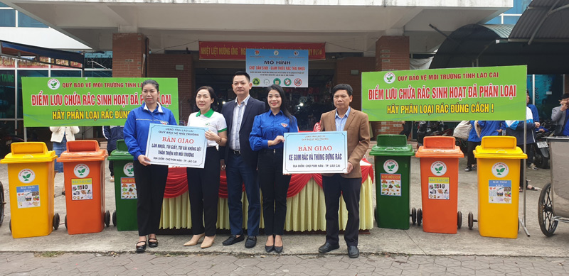 Nhieu mo hinh duoc trien khai tai cac cho dan sinh, cho vung phien vung cao Lao Cai de giu gin ve sinh moi truong. Anh: Hong Duyen