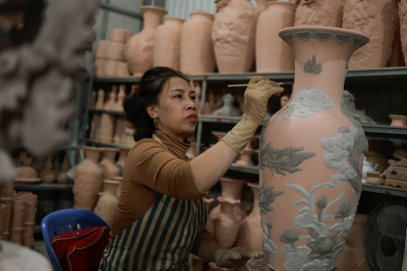 Nghe nhan o lang Gom Bat Trang. Anh: Hai Nguyen