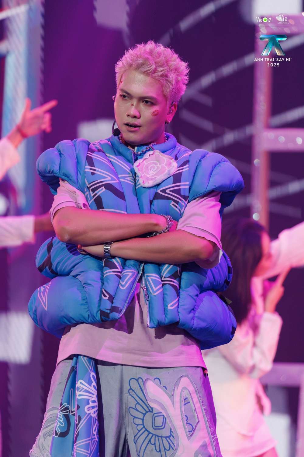 Emily co vu ong xa khi tham gia chuong trinh Anh trai say hi. Anh: Nha san xuat