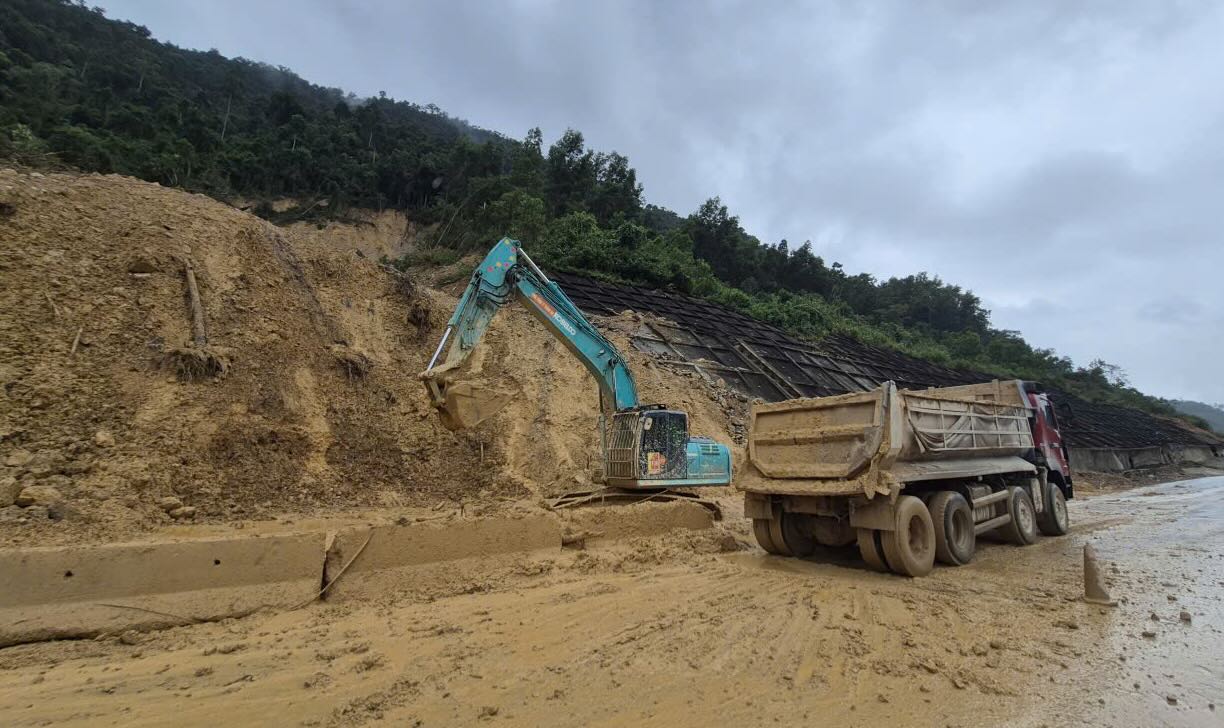 Tinh trang sat lo tren cao toc La Son - Hoa Lien dang duoc khac phuc, xu ly khan truong. Anh: Tran Hiep