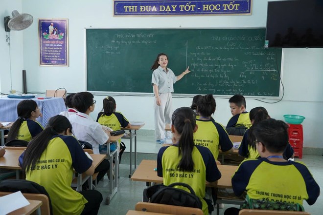Teachers teaching at Bac Ly Secondary School No. 2. Photo: Cong Sang