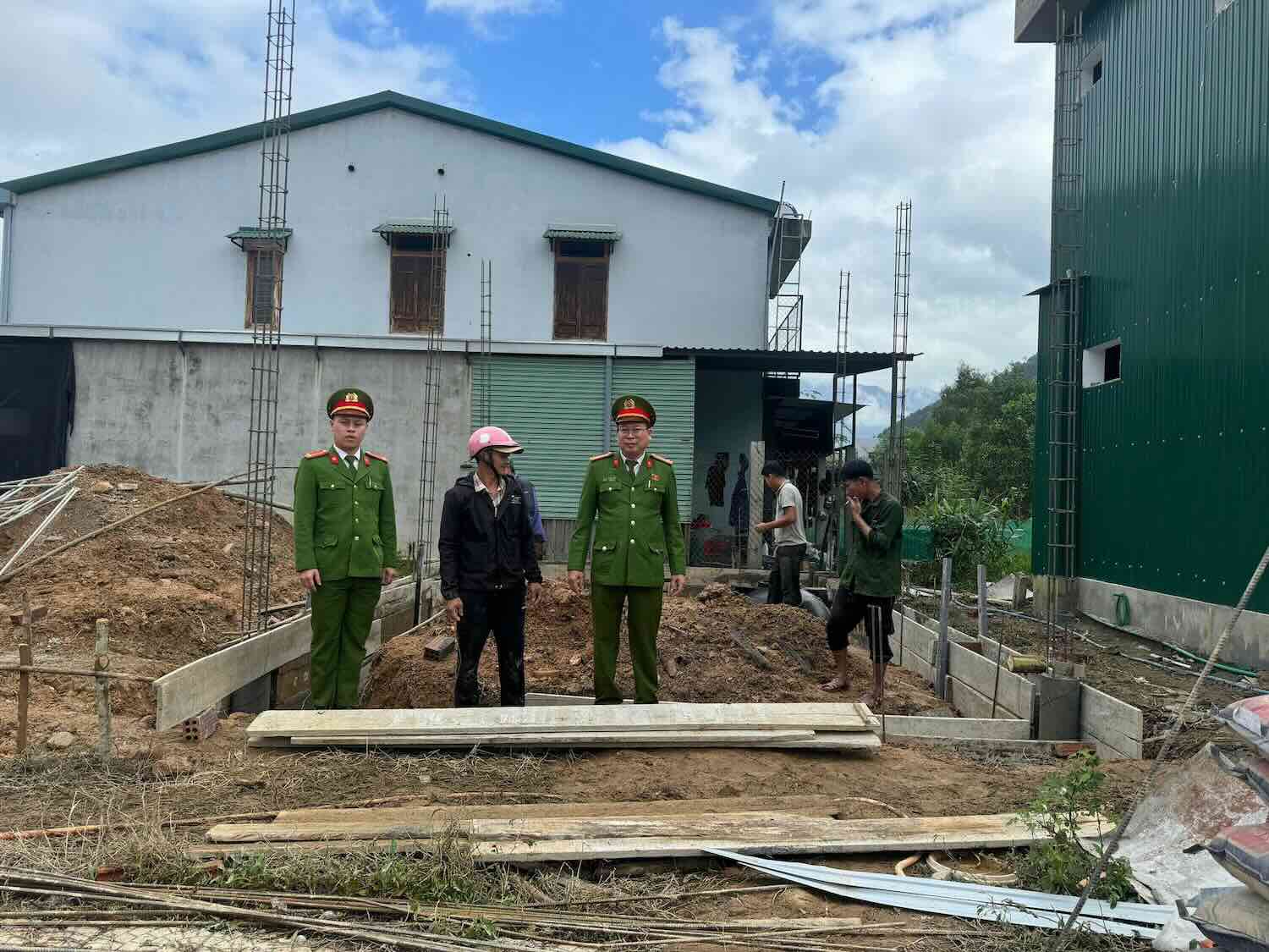 La policia de la ciudad de Hue inicia la 'Operacion Quang Trung' construyendo viviendas para las personas afectadas por los desastres naturales. Foto: Tran Hong