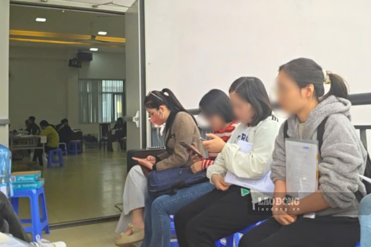 Nhieu nguoi dan den nop ho so tai du an NOXH CT3 Kim Chung bat ngo bi tra ho so vi thieu photo bang luong ca cong ty. Anh: Nhu Ha