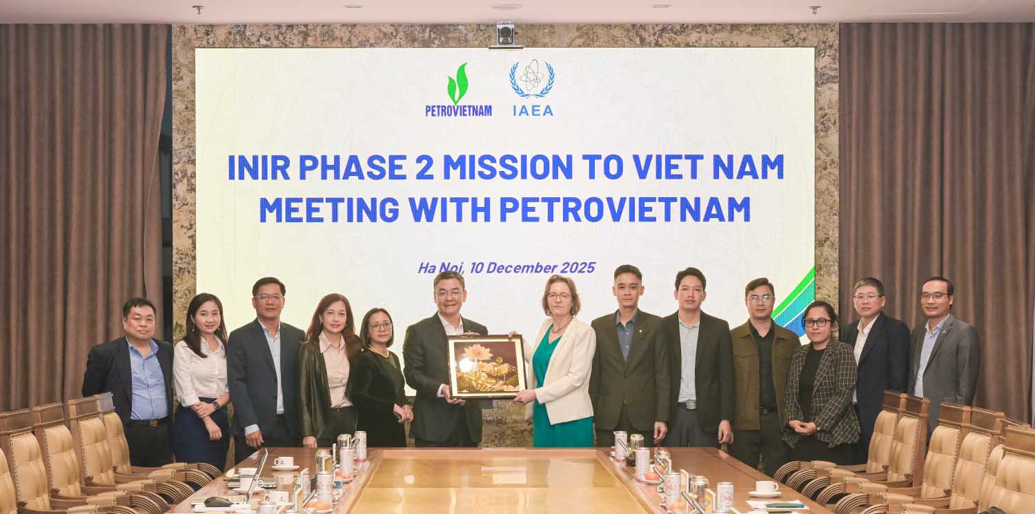 Pho Tong Giam doc Petrovietnam Le Manh Cuong tang qua luu niem cho doan cong tac IAEA. Anh: Minh Duc.