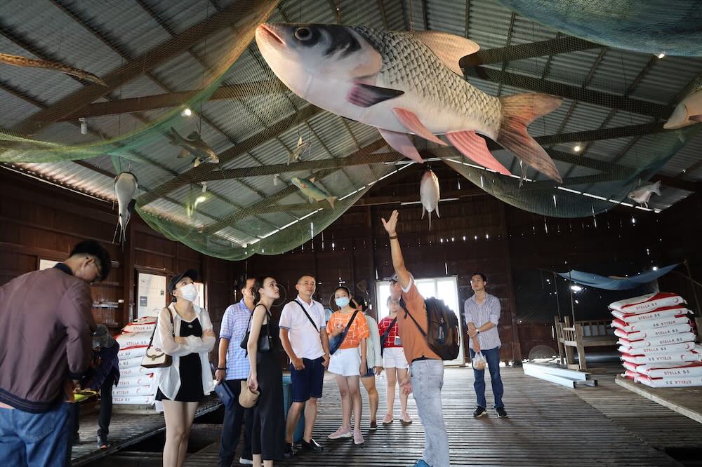 Khach du lich tim hieu ve cac loai ca o mien Tay. Anh: Ta Quang.