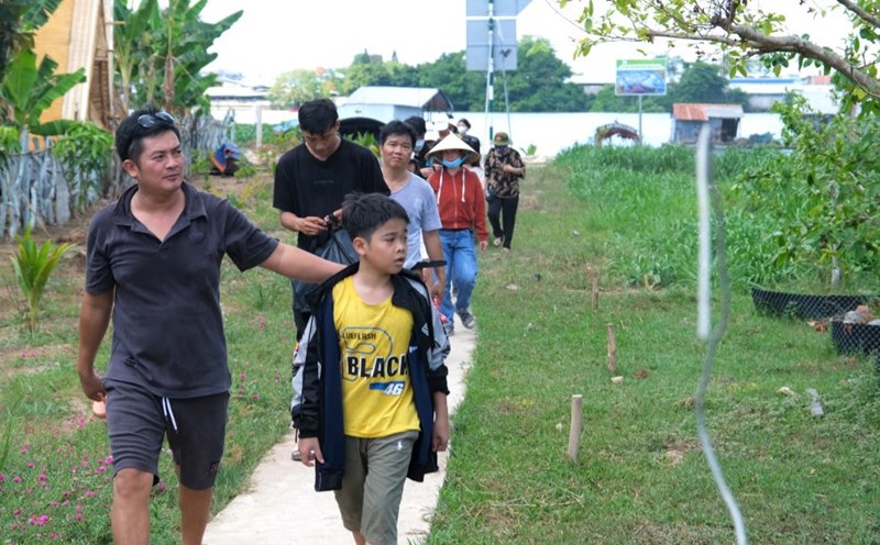 Nguoi lam du lich tai Con Son xac dinh khong vi loi nhuan du lich ma danh doi moi truong. Anh: Phong Linh.