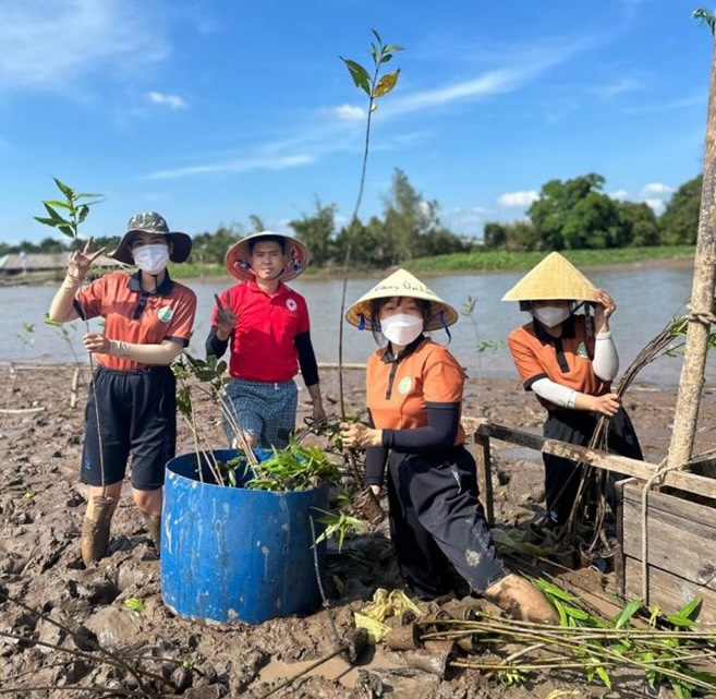 Nguoi dan, huong dan vien tai du lich Con Son tham gia trong tram giu dat. Anh: Nhan vat cung cap