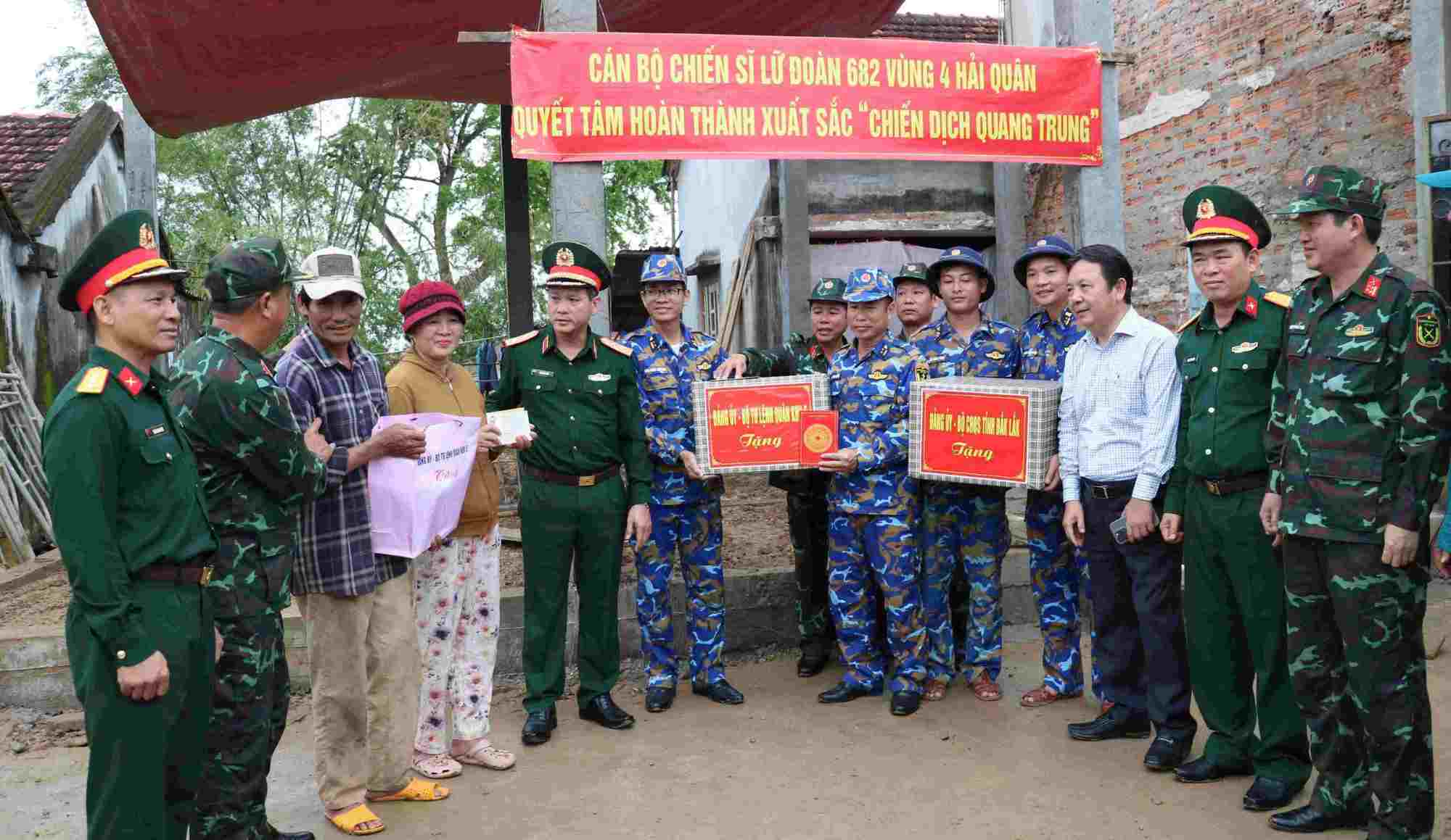 La delegacion de trabajo de la Zona Militar 5 entrega regalos y anima a los funcionarios y soldados de la Brigada 682 y a la familia del Sr. Tran Huu Cuong en la zona inundada - aldea de Thach Tuan 2 comuna de Hoa Xuan provincia de Dak Lak. Foto: Quang Hung
