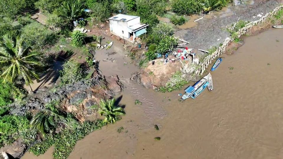 Hien truong doan de bi vo, nuoc tran vao khu vuc san xuat cua nguoi dan con Thanh Long. Anh: Hoang Loc