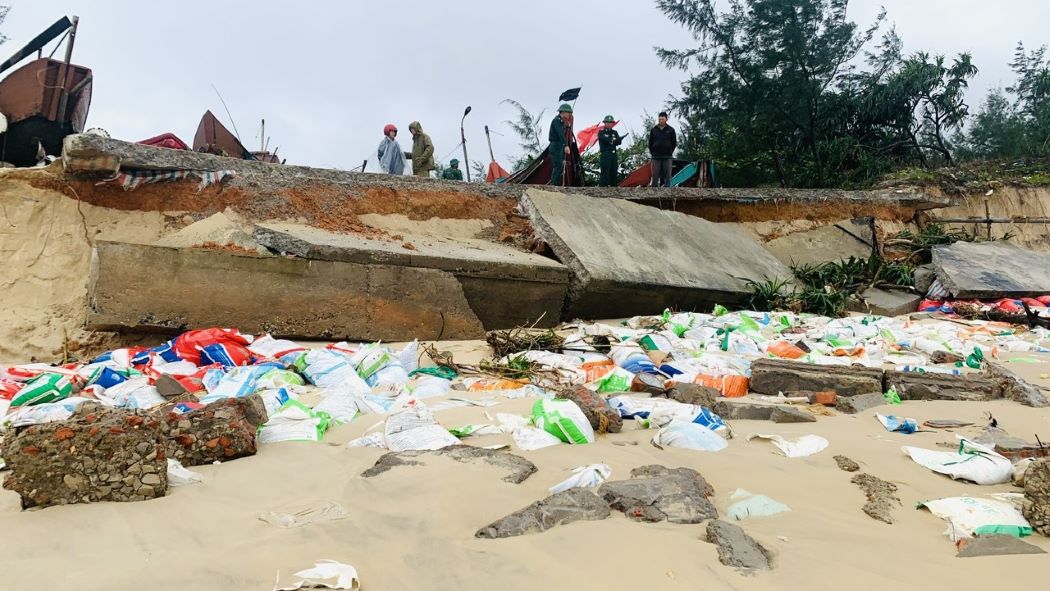 Bo bien doan qua xa Trieu Co bi song bien gay sat lo. Anh: H.Nguyen