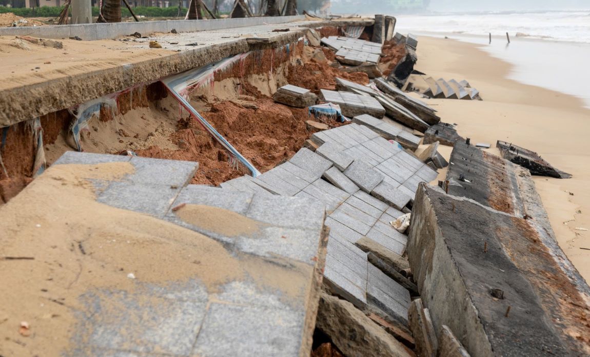 The embankment in Ben Hai commune (Quang Tri province) was hit by waves. Photo: Hung Tho