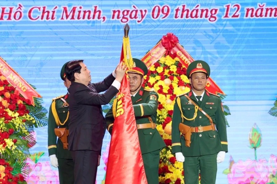 Chu tich nuoc Luong Cuong gan huy hieu Anh hung LLVT Nhan dan len Quan ky Quyet thang Quan khu 7. Anh: Huu Phuc