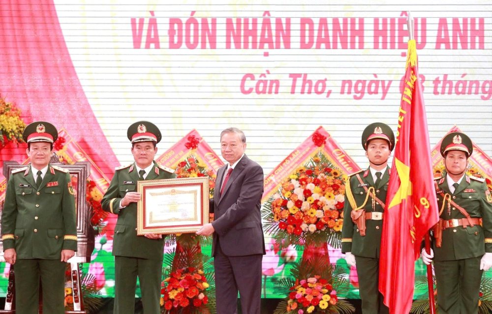 General Secretary To Lam presented the title of Hero of the People's Armed Forces to Military Region 9. Photo: Hien Hoa