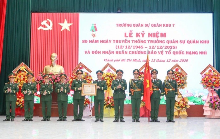 Truong Quan su Quan khu 7 la don vi quan doi vua don nhan Huan chuong Bao ve To quoc Hang Nhi. Anh: Le Tien