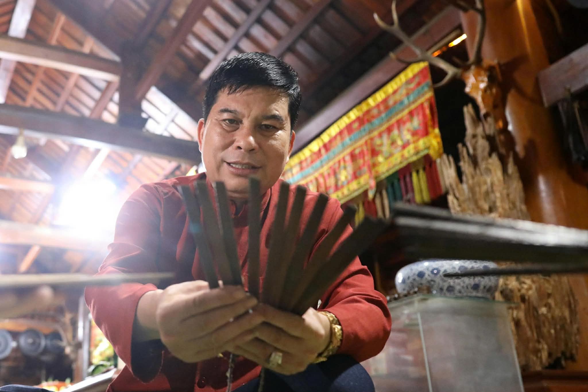Artisan Bui Van Minh instructed his children and grandchildren how to view the Khao Roi calendar to see the days of building a house and getting married. Photo: Hong Duyen