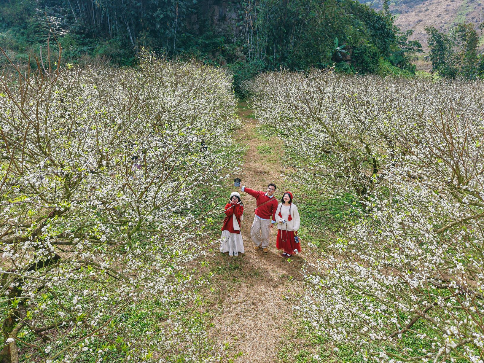 Hien dang co nhieu noi o Moc Chau mo cua don khach tham quan, chup anh hoa man nhu phuong Thao Nguyen, thung lung man Na Ka, Mu nau, to dan pho Pa Khen... Day deu la cac dia diem check-in mua hoa man quen thuoc nhung theo danh gia cua Quang Kien, mot huong dan vien va chup anh o Moc Chau cho hay, vuon man o Pa Khen hien co hoa day va dep deu nhat.